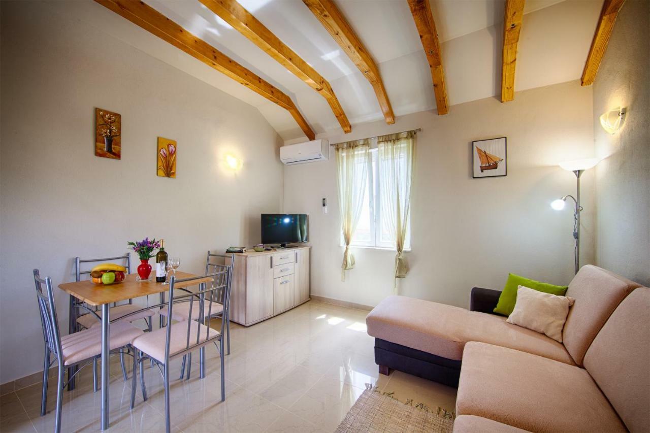 Apartmani Betini Komiza Bagian luar foto