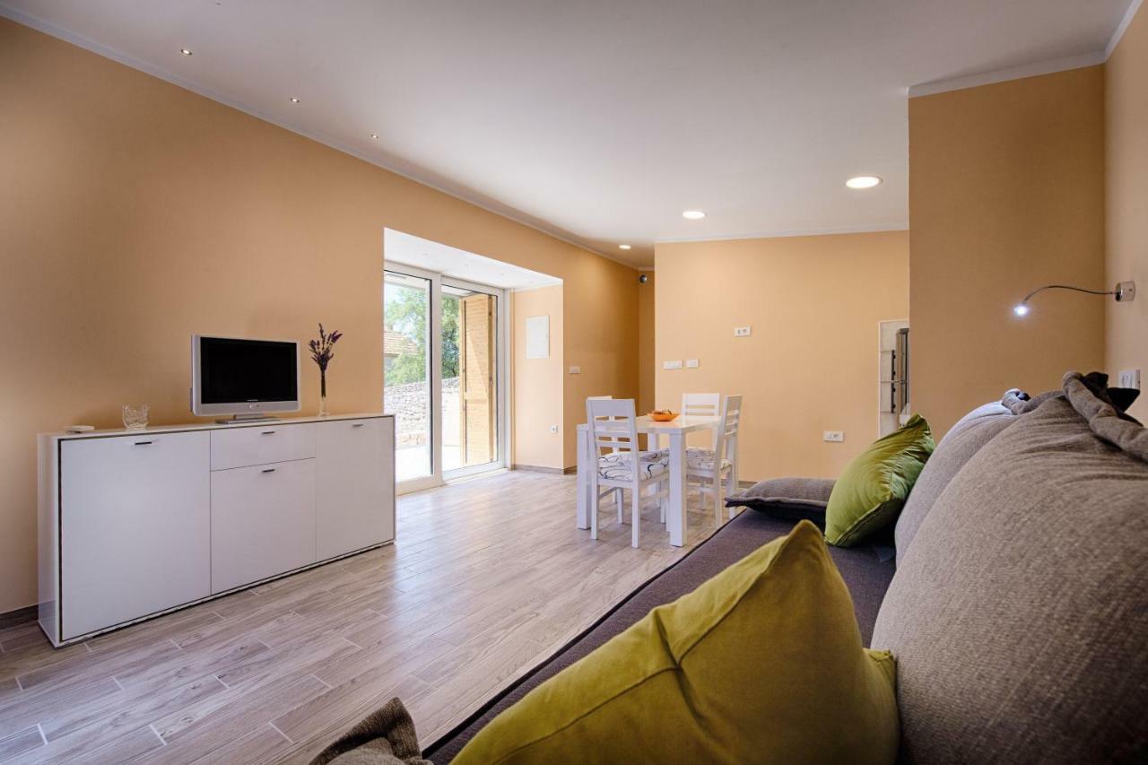 Apartmani Betini Komiza Bagian luar foto